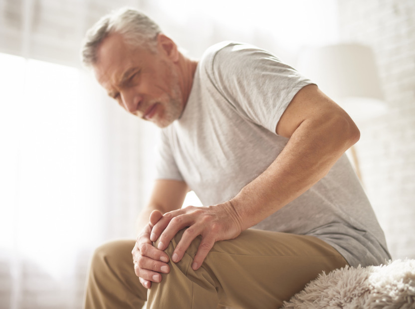 Persona mayor estirando suavemente en un espacio tranquilo