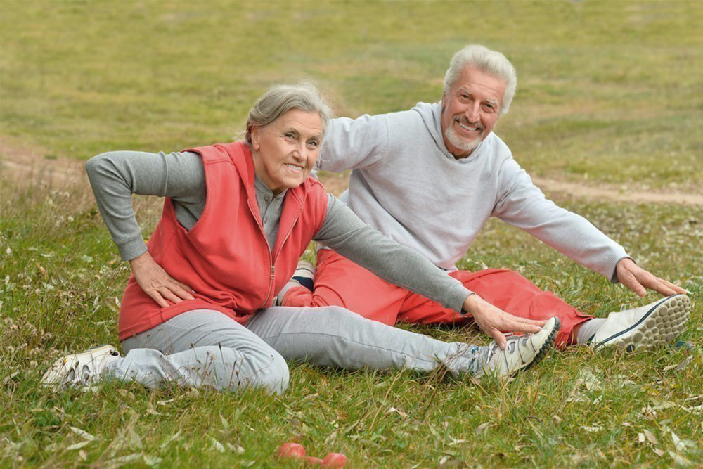 Persona descansando con postura correcta en silla ergonómica